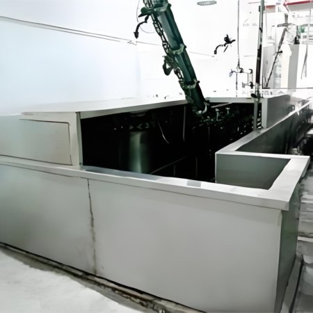 This scalding tank must be used with a hanging scalding conveyor. The conveyor chain drags the pig carcasses hanging below it into the hot water scalding tank together, and the carcasses are scalded in the process of passing through the scalding tank. This scalding method is a horizontal or vertical mixed scalding method, which is coherent and efficient, with good scalding effect, and is suitable for large-scale slaughtering and processing plants.