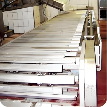 The equipment is used to receive and transport pigs stunned by electric shock, so that workers can complete the stabbing, bleeding and hanging operations on the moving pigs. It is often used with the straddle-type three-point automatic electric anesthesia conveyor and the pipe rail hoist.