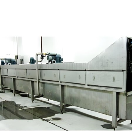 This equipment is connected with the T-shaped track of the slaughter hanging conveyor and is used in the hanging scalding process of chickens, ducks, geese and other poultry. After the hanging poultry is dragged by the anchor chain and immersed in the pool, bubbles are continuously blown and water is sprayed to the poultry to achieve the effect of full hair loosening and scalding. This scalding method is coherent and efficient, suitable for large and medium-sized slaughtering and processing plants. It is often used in conjunction with a vertical feather removal machine, and can also be used in conjunction with a horizontal flat feather removal machine.